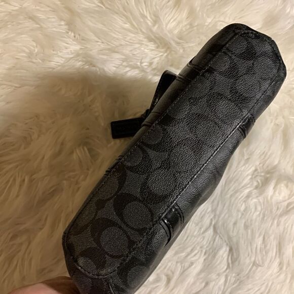 FINAL REDUCTION Coach Signature logo shoulder bag in like new condition - Picture 11 of 14